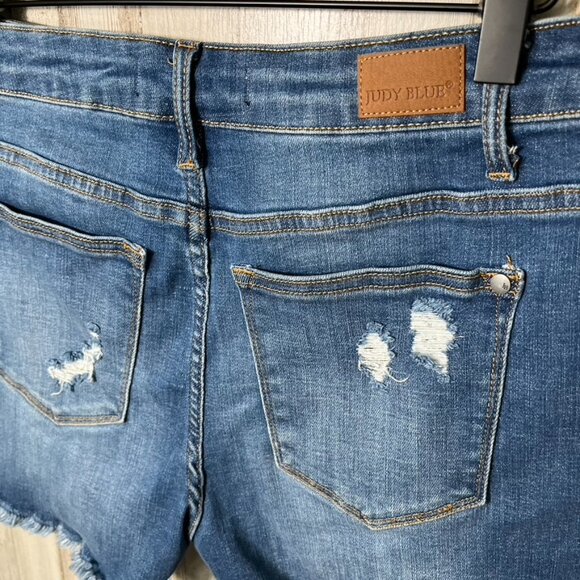 Judy Blue Denim Shorts Distressed Raw Hem Leopard Print Patches Womens Medium - Picture 4 of 7